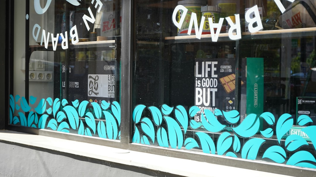 Films décoratifs pour vitrines au Maroc : rentable dès 30 000 MAD